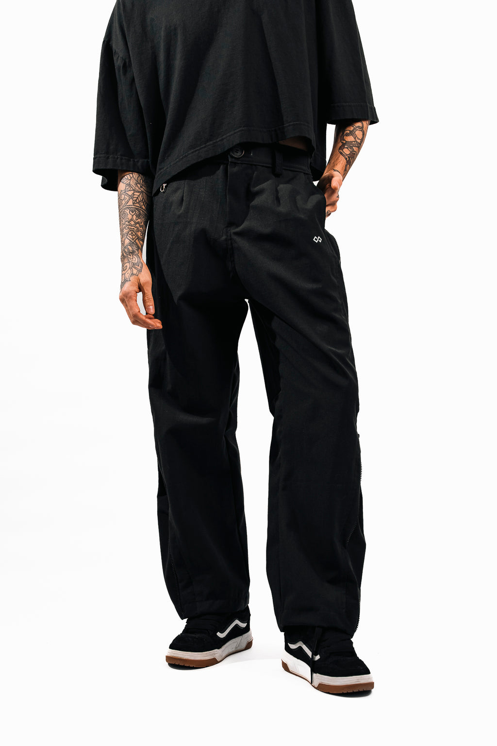 PANTALON CON CIERRES METANOIA