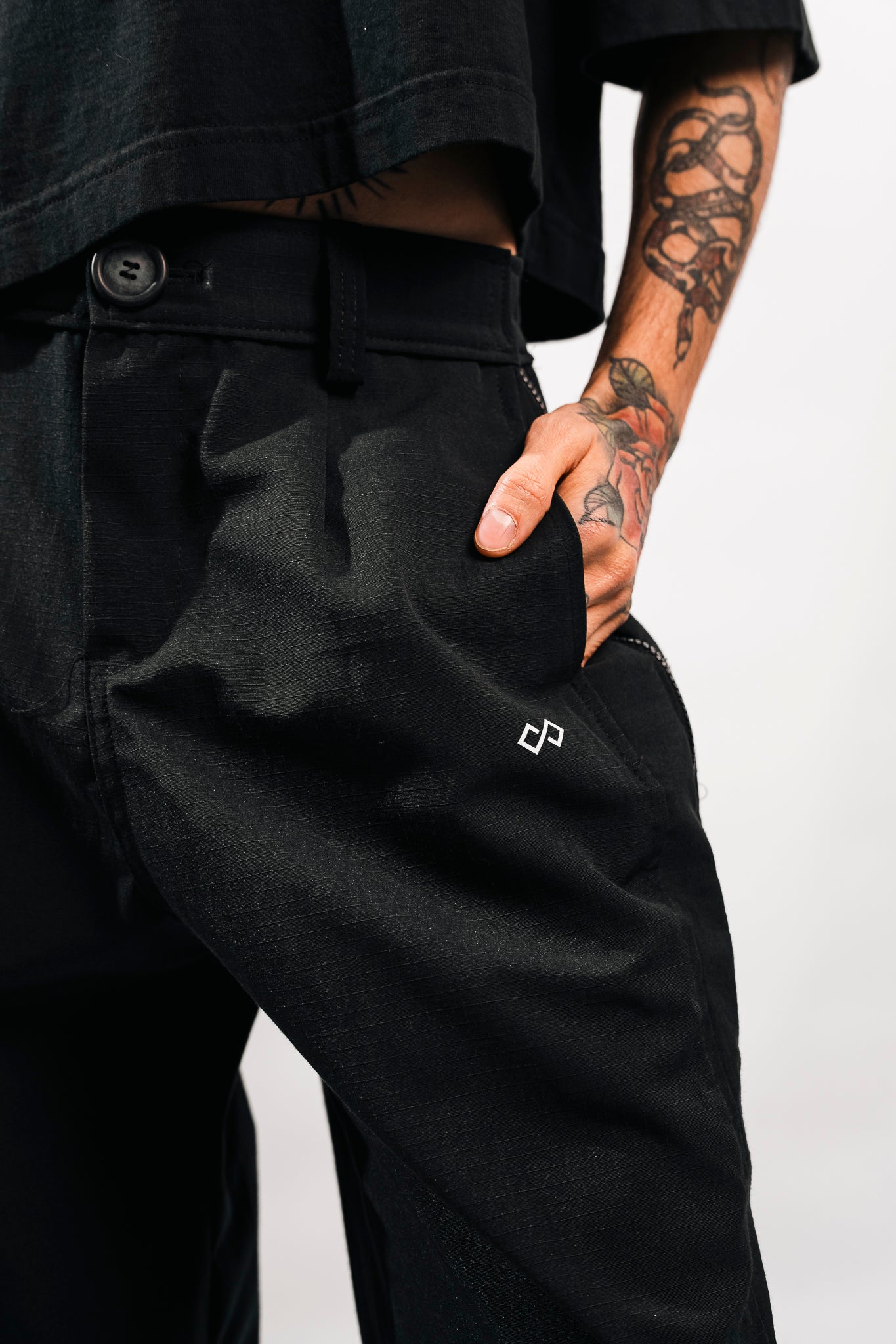 PANTALON CON CIERRES METANOIA