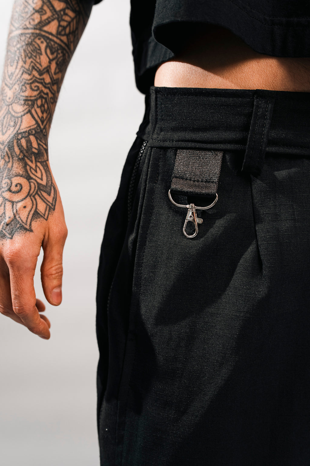 PANTALON CON CIERRES METANOIA