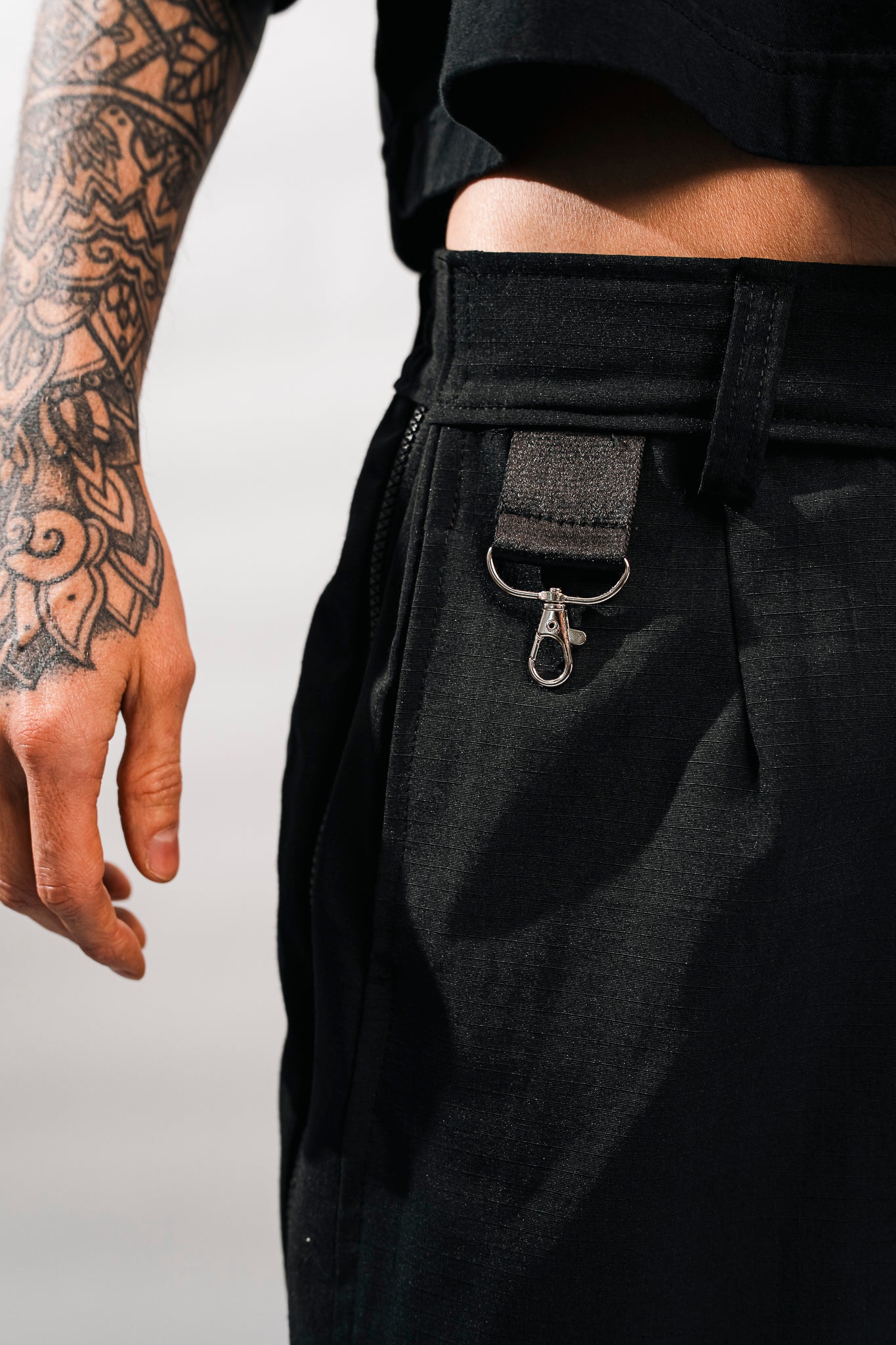 PANTALON CON CIERRES METANOIA