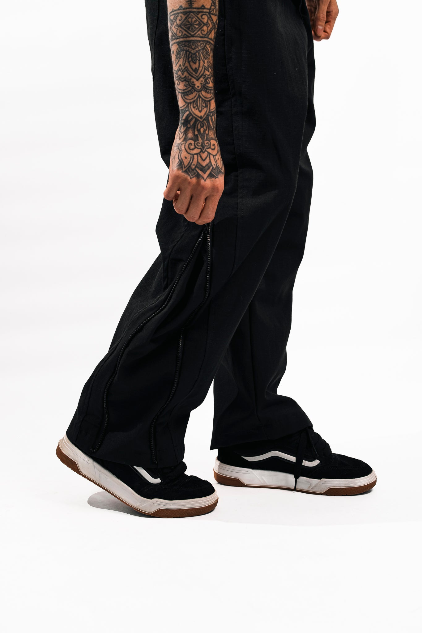 PANTALON CON CIERRES METANOIA