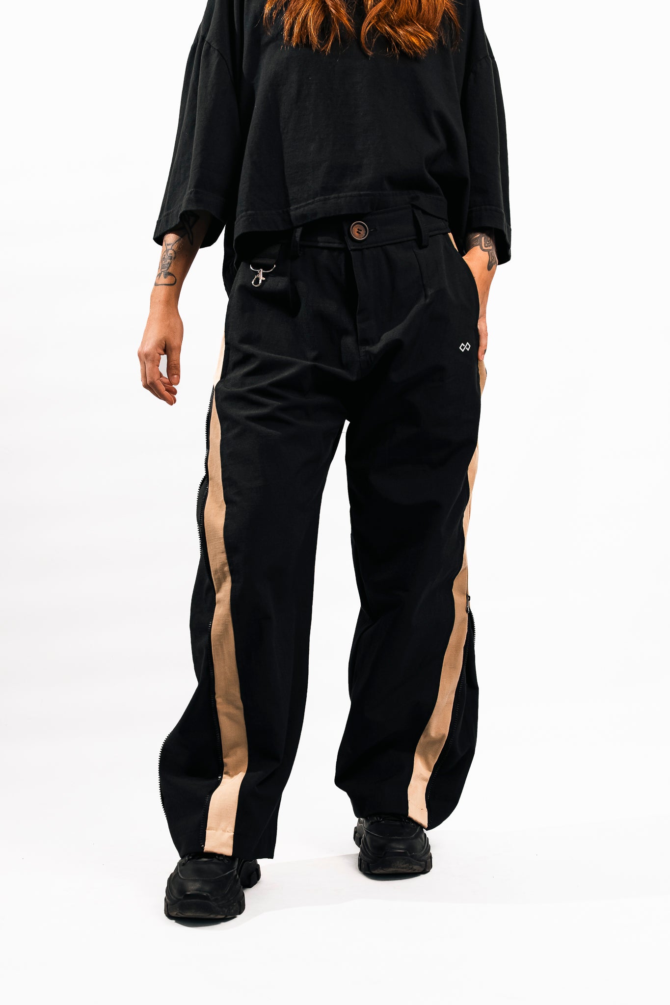 PANTALON CON CIERRES METANOIA