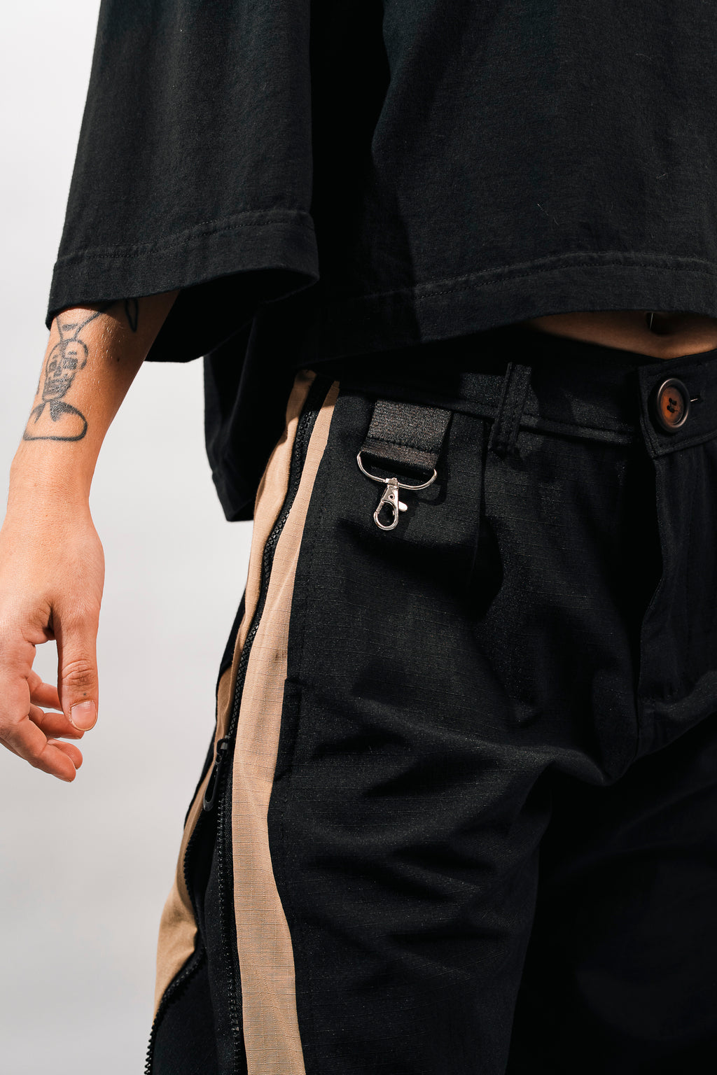 PANTALON CON CIERRES METANOIA