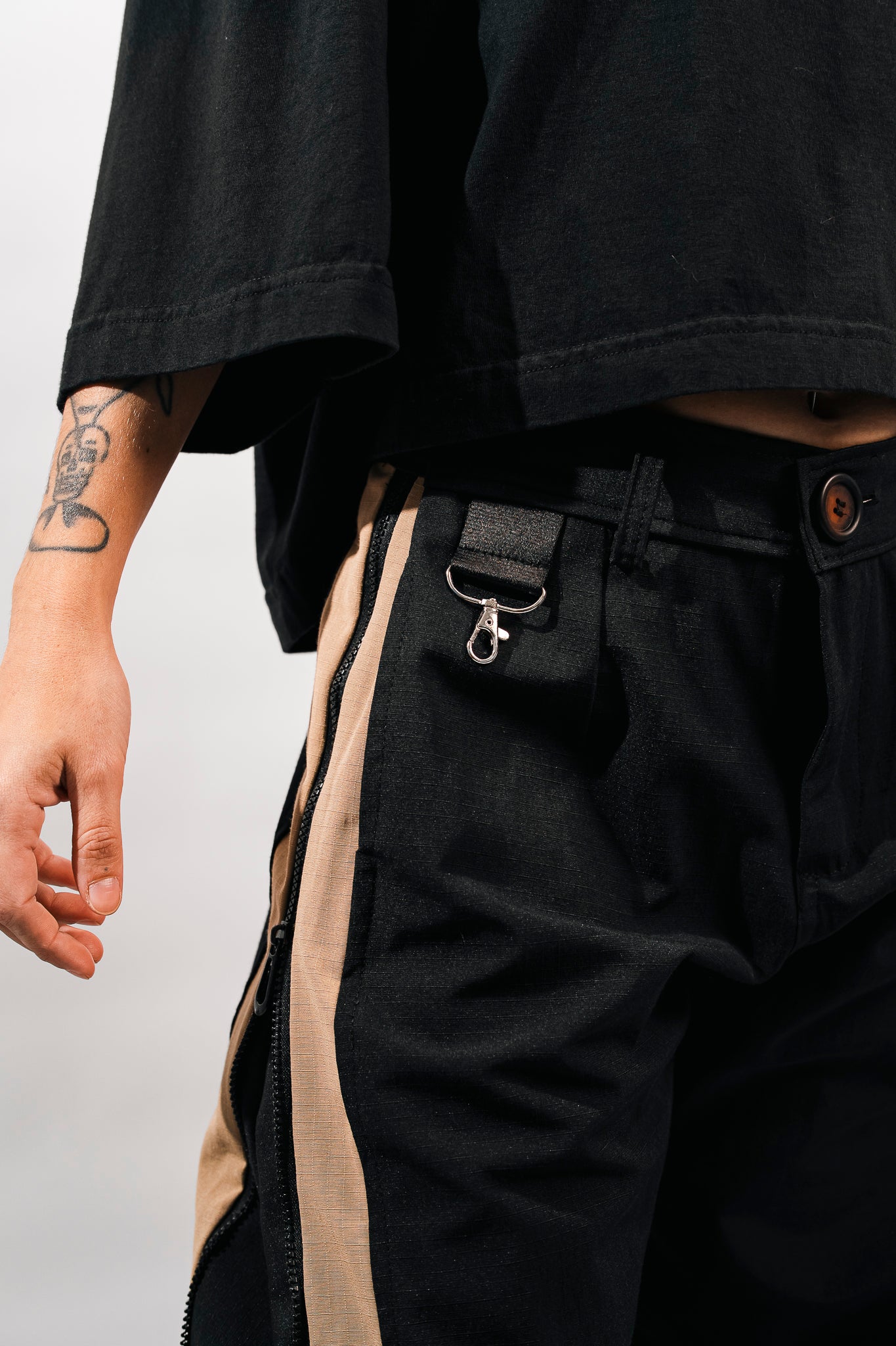 PANTALON CON CIERRES METANOIA