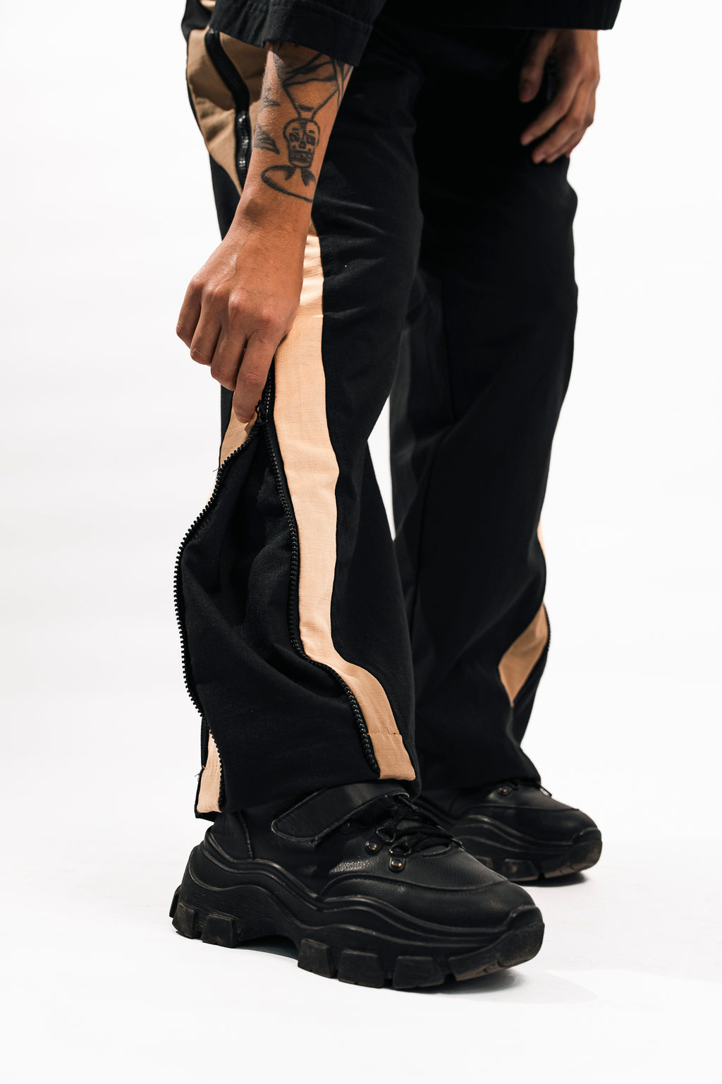 PANTALON CON CIERRES METANOIA