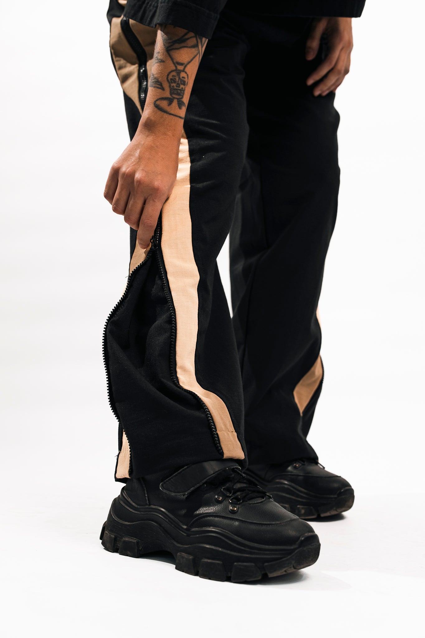 PANTALON CON CIERRES METANOIA