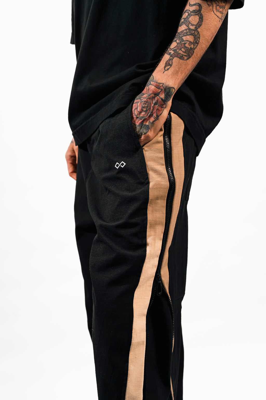 PANTALON CON CIERRES METANOIA