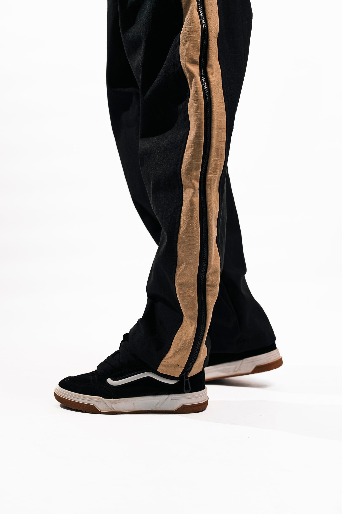 PANTALON CON CIERRES METANOIA
