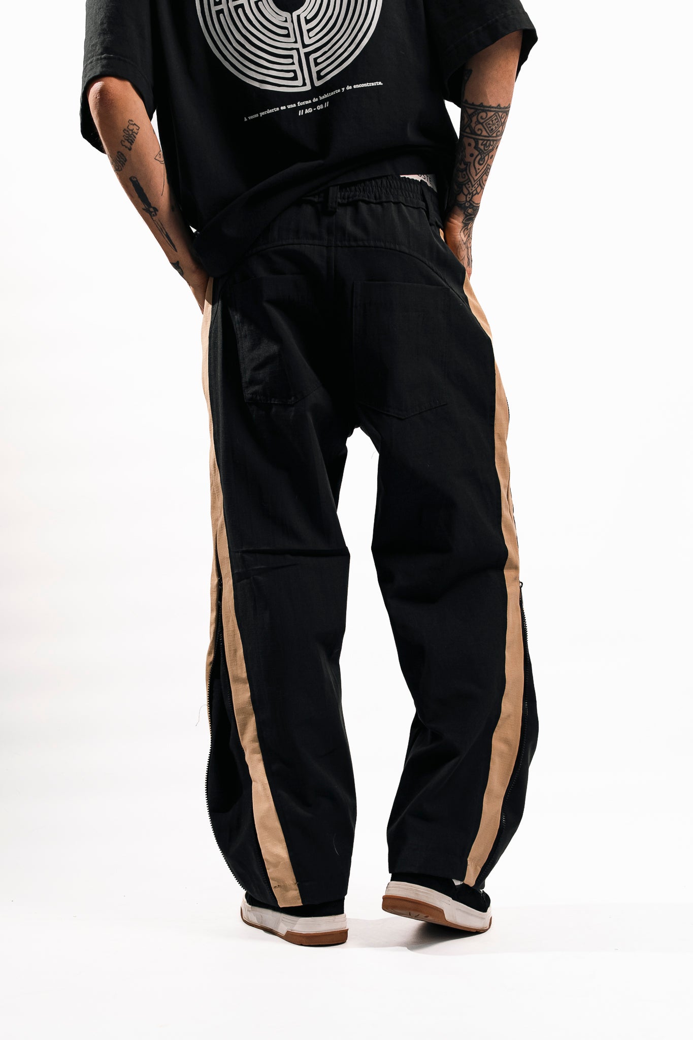 PANTALON CON CIERRES METANOIA