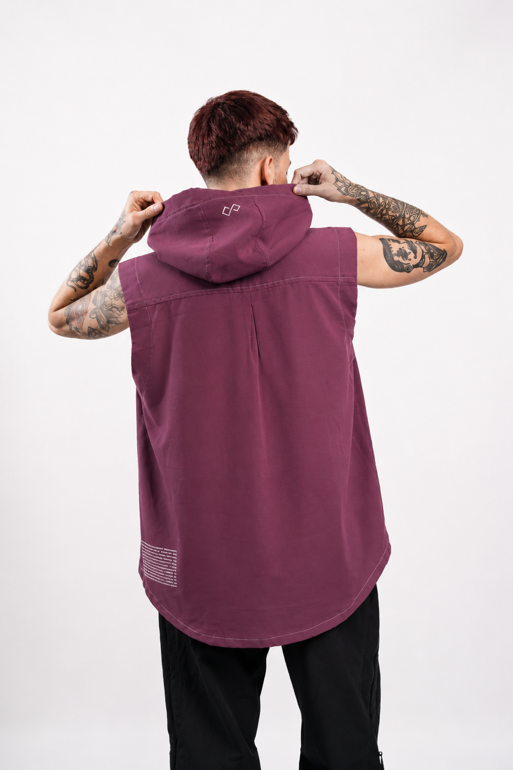 CAMISA SIN MANGAS CON CAPUCHA
