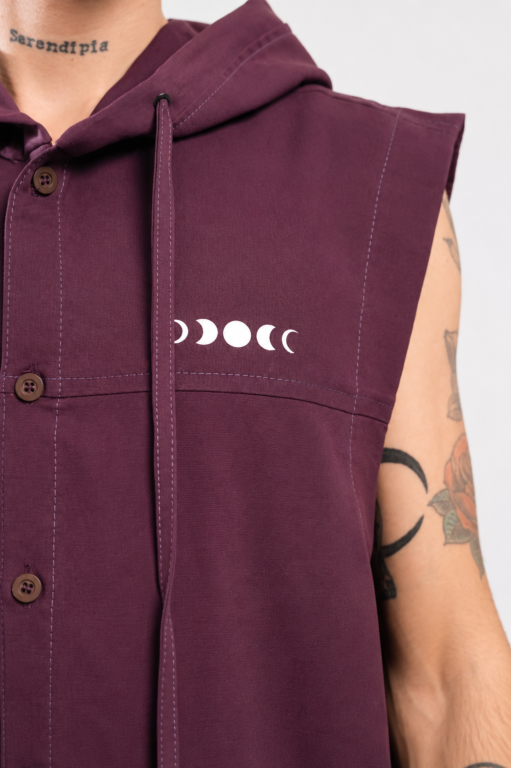 CAMISA SIN MANGAS CON CAPUCHA