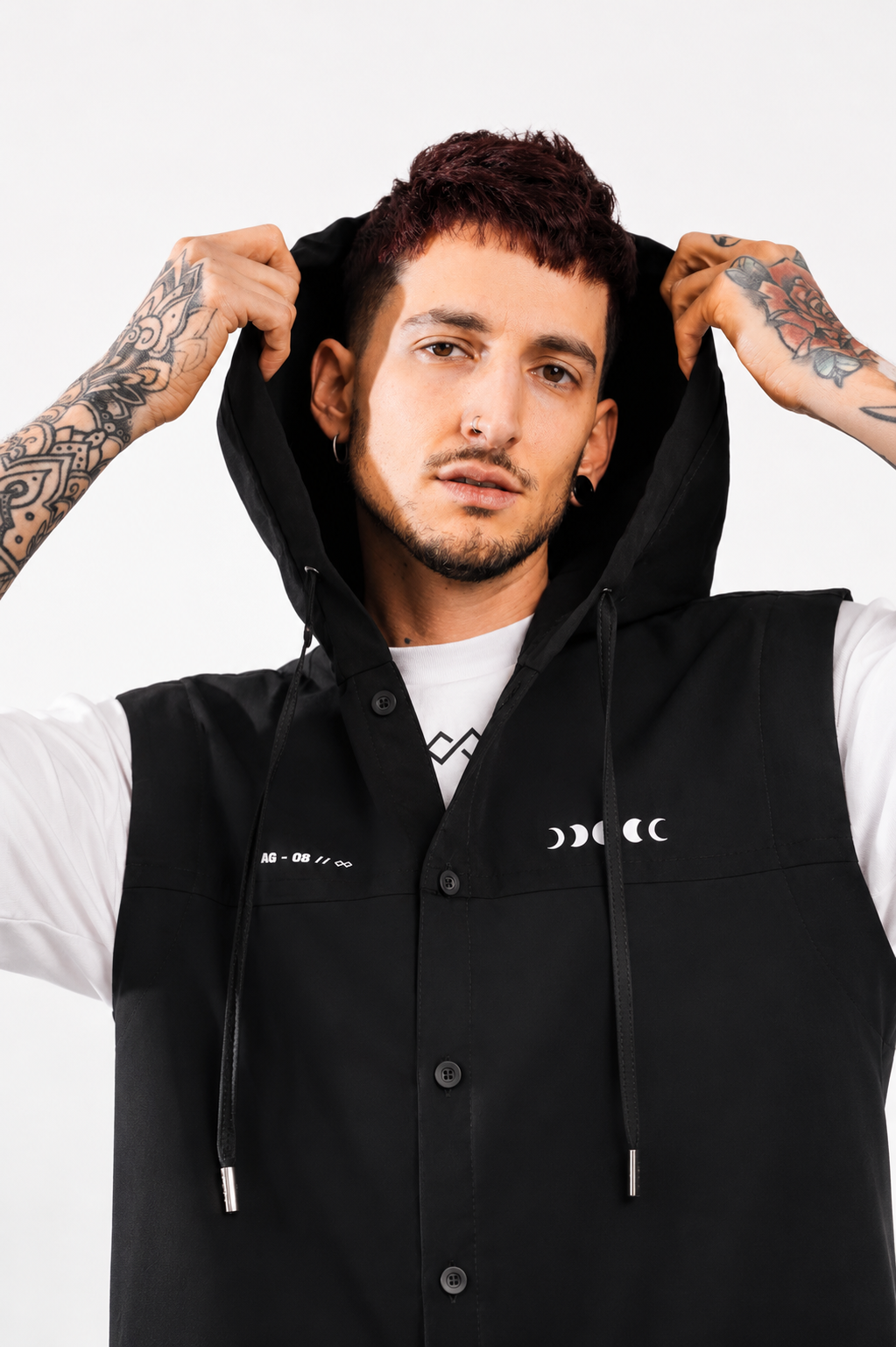 CAMISA SIN MANGAS CON CAPUCHA