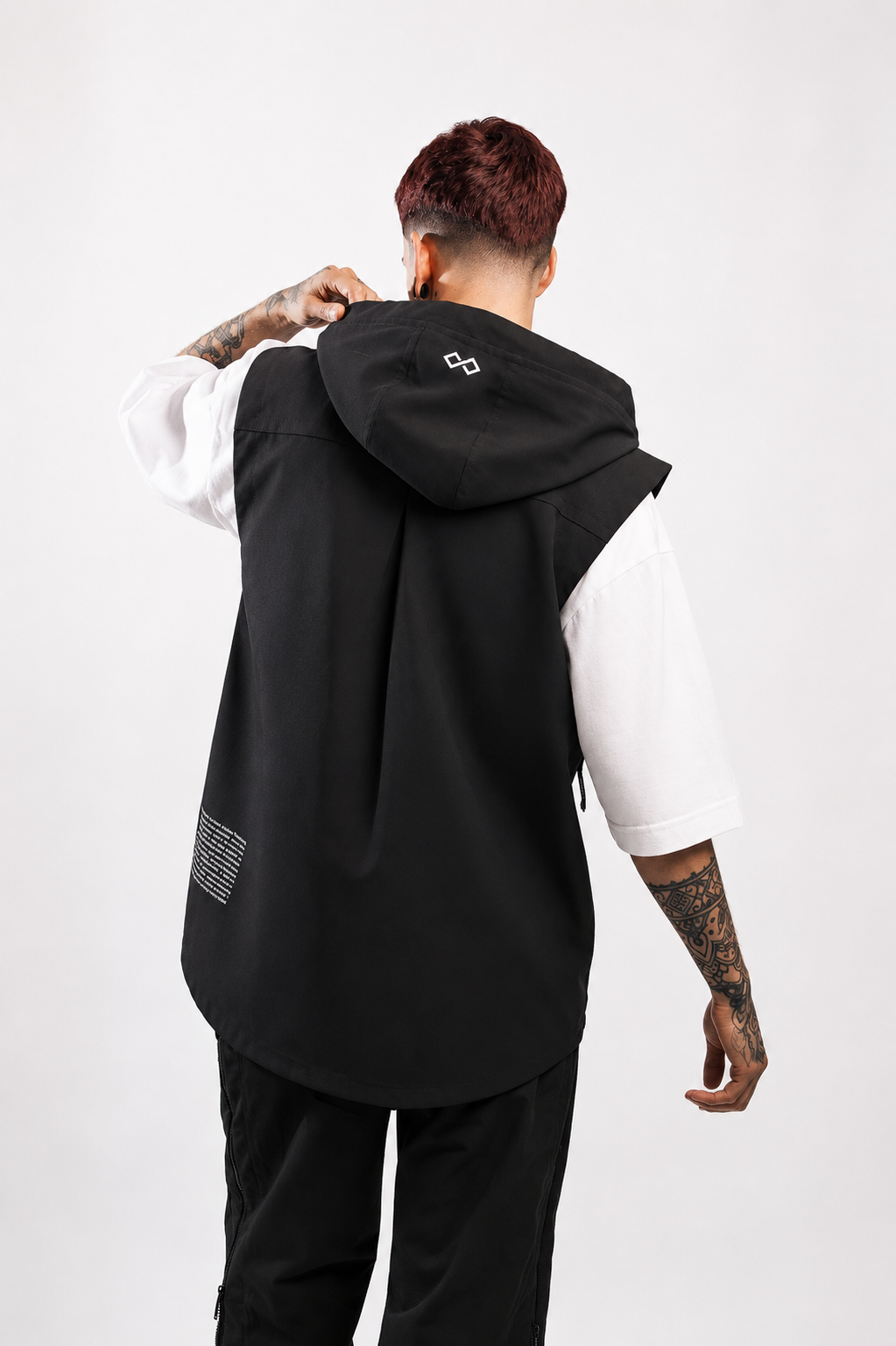 CAMISA SIN MANGAS CON CAPUCHA