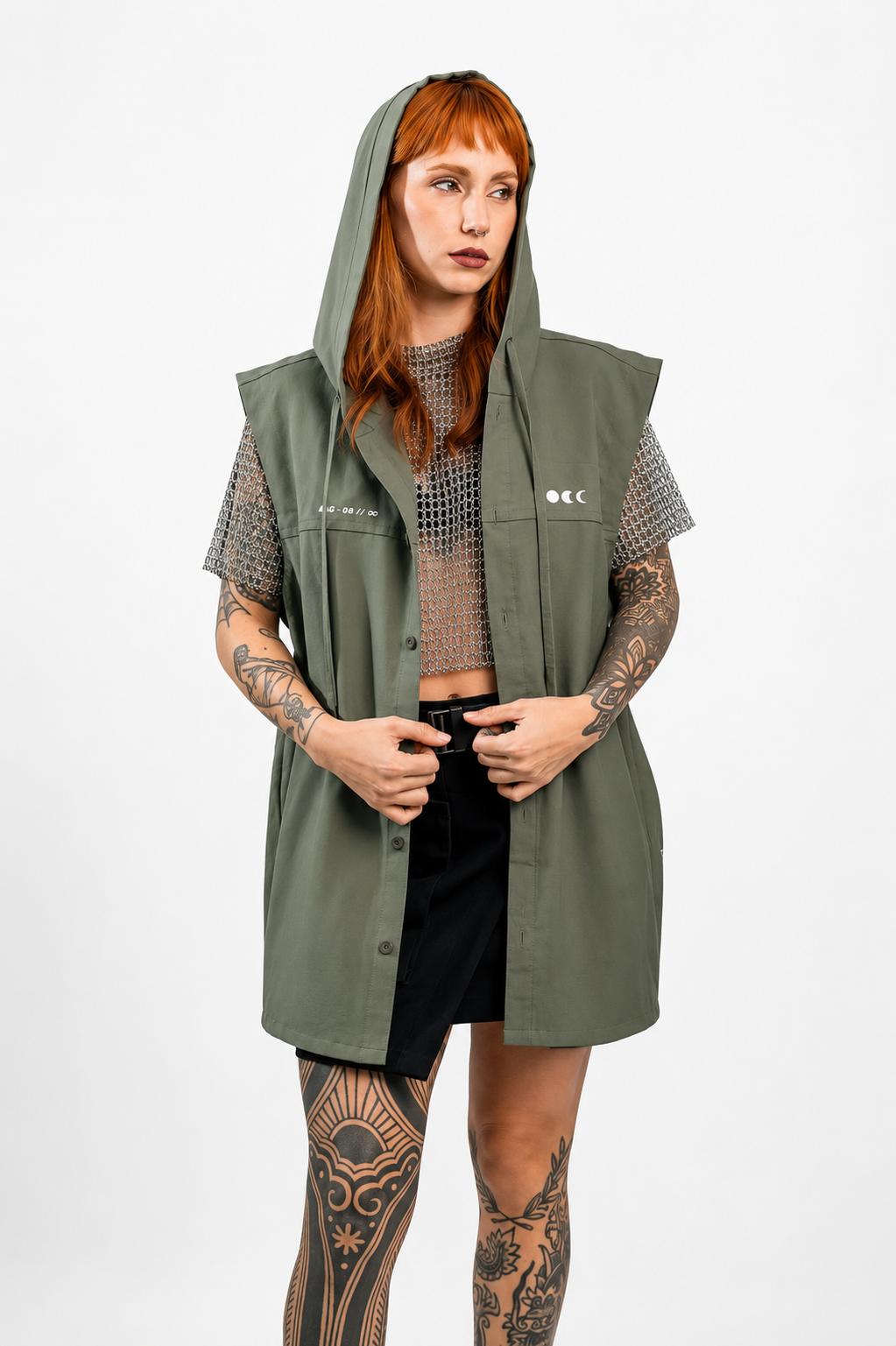 CAMISA SIN MANGAS CON CAPUCHA