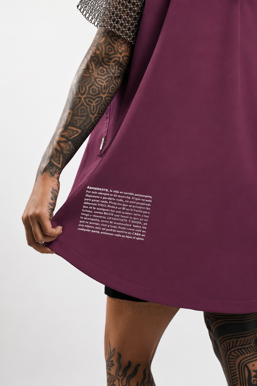 CAMISA SIN MANGAS CON CAPUCHA